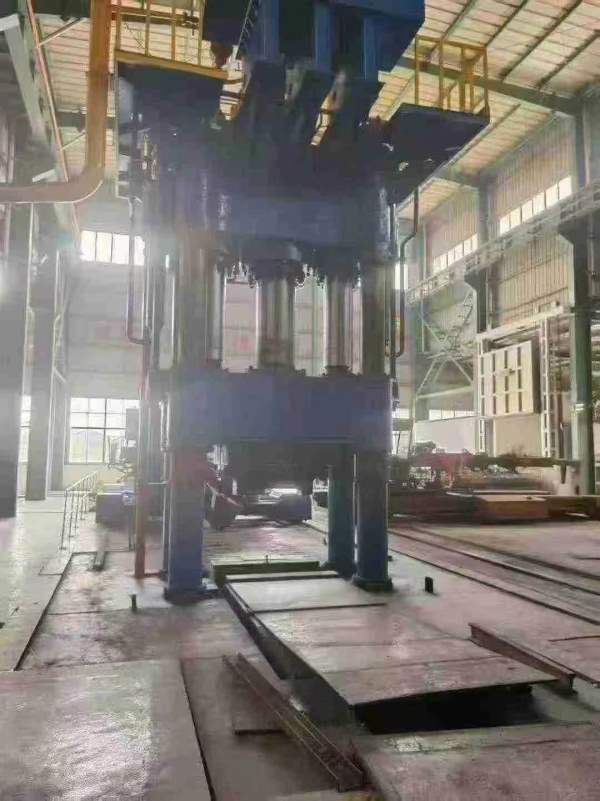 新定1600吨锻造油压机加15吨360度旋转操作机，有喜欢.