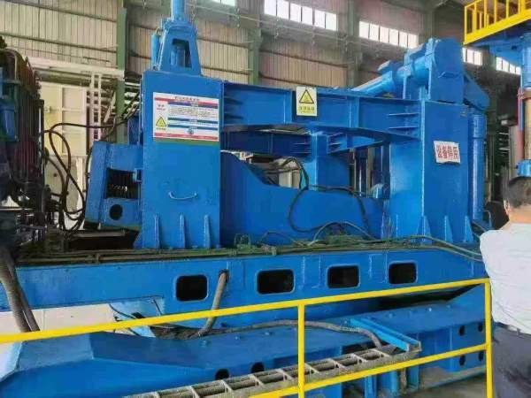 新定1600吨锻造油压机加15吨360度旋转操作机，有喜欢.