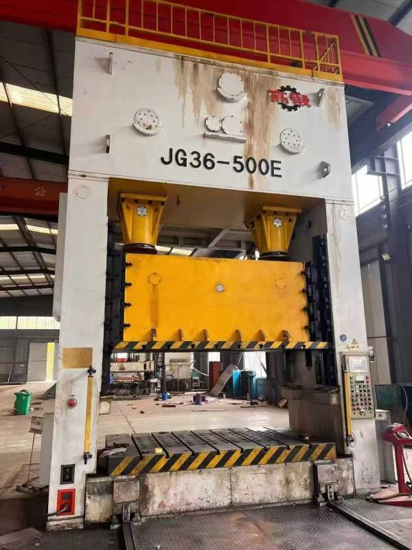 工厂在位，高密锻压产500吨闭式双点。九九成新，有效.