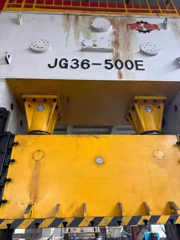 工厂在位，高密锻压产500吨闭式双点。九九成新，有效.