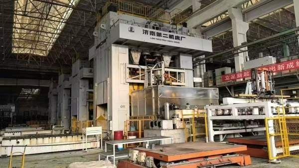 济南二机，四点压力机：LD41300/700，台面4.6/2.5米。.