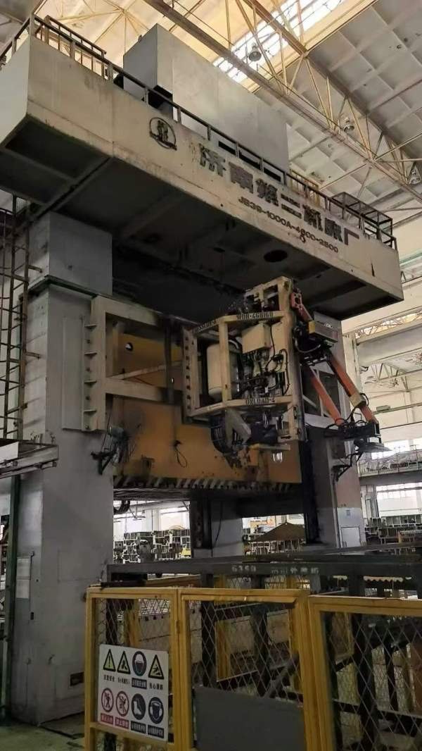 济南二机，四点压力机：LD41300/700，台面4.6/2.5米。.