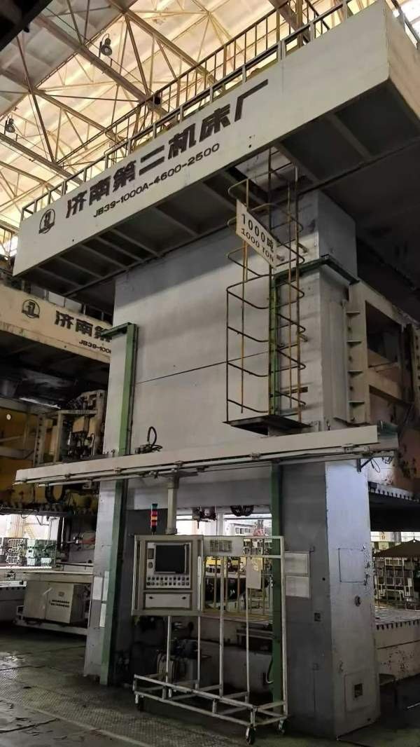 济南二机，四点压力机：LD41300/700，台面4.6/2.5米。.