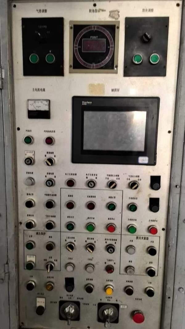 济南二机，四点压力机：LD41300/700，台面4.6/2.5米。.