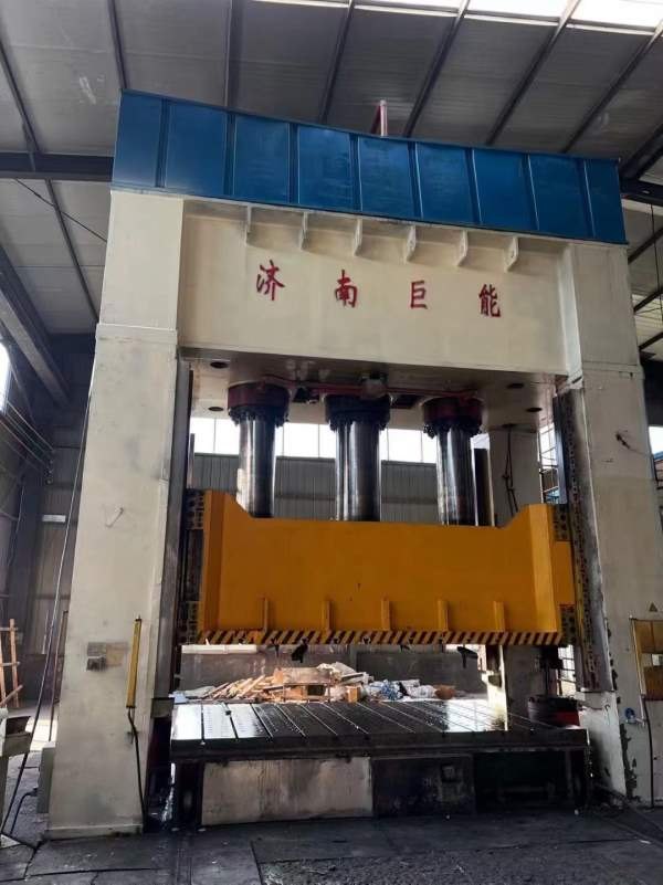 济南巨能1600吨框架液压机。有效台面2.5X4米。开口2米.