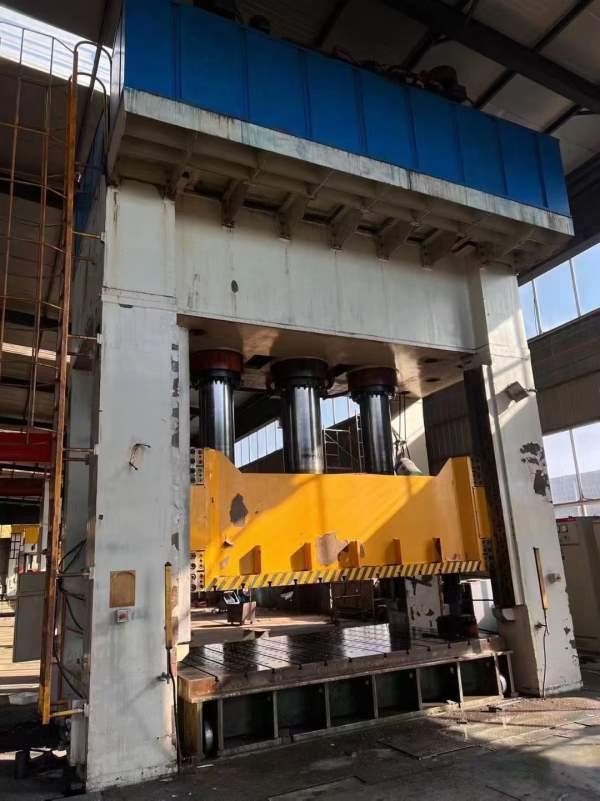 济南巨能1600吨框架液压机。有效台面2.5X4米。开口2米.