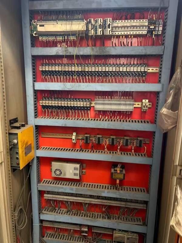 济南巨能1600吨框架液压机。有效台面2.5X4米。开口2米.