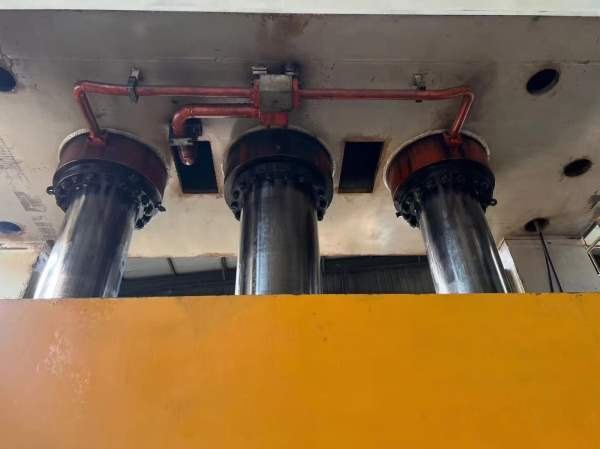 济南巨能1600吨框架液压机。有效台面2.5X4米。开口2米.