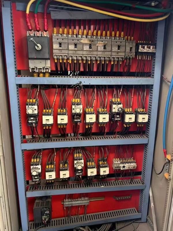 济南巨能1600吨框架液压机。有效台面2.5X4米。开口2米.