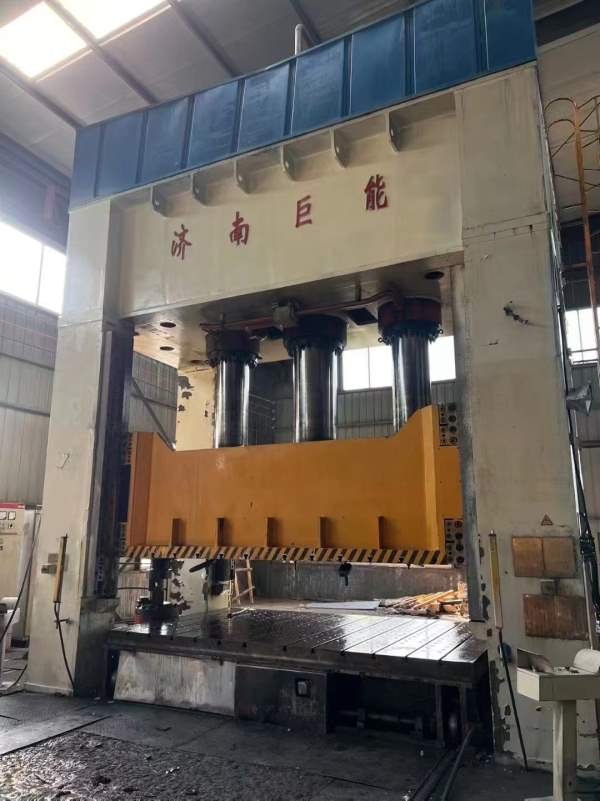 济南巨能1600吨框架液压机。有效台面2.5X4米。开口2米.