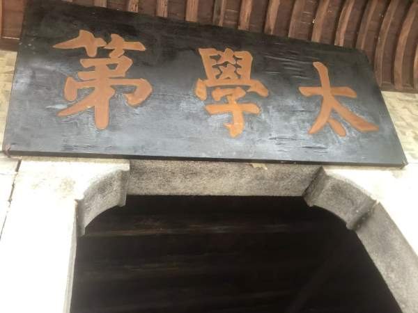 济南巨能1600吨框架液压机。有效台面2.5X4米。开口2米.