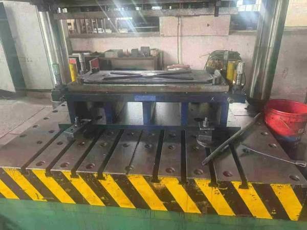 刚刚买下南通800吨液压机，台面1.61.8，开口1.25米，.