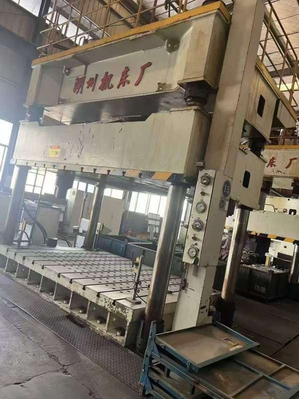 精品湖州800T油压机！台面2500X3500多孔顶出，有需要.