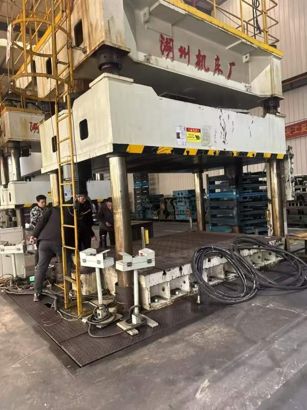 精品湖州800T油压机！台面2500X3500多孔顶出，有需要.