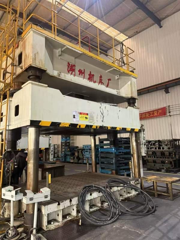 精品湖州800T油压机！台面2500X3500多孔顶出，有需要.