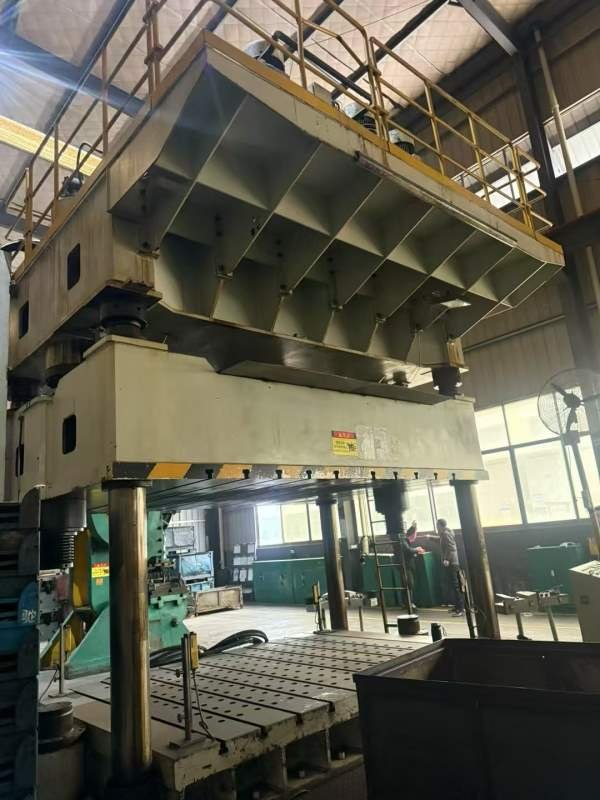 精品湖州800T油压机！台面2500X3500多孔顶出，有需要.