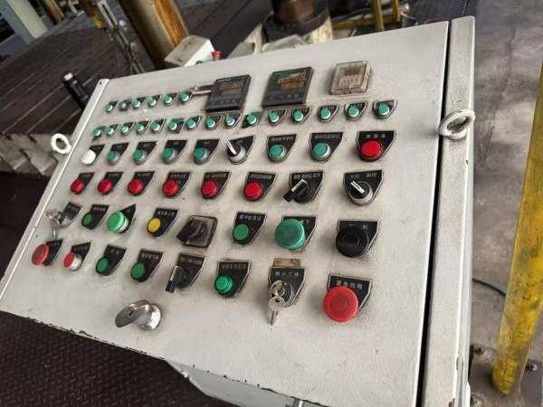 精品湖州800T油压机！台面2500X3500多孔顶出，有需要.