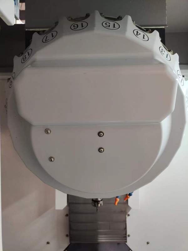 已售一台、还有两台厚道HD-T640钻攻中心三菱M80系统三.