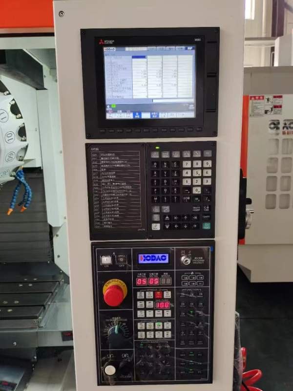 已售一台、还有两台厚道HD-T640钻攻中心三菱M80系统三.