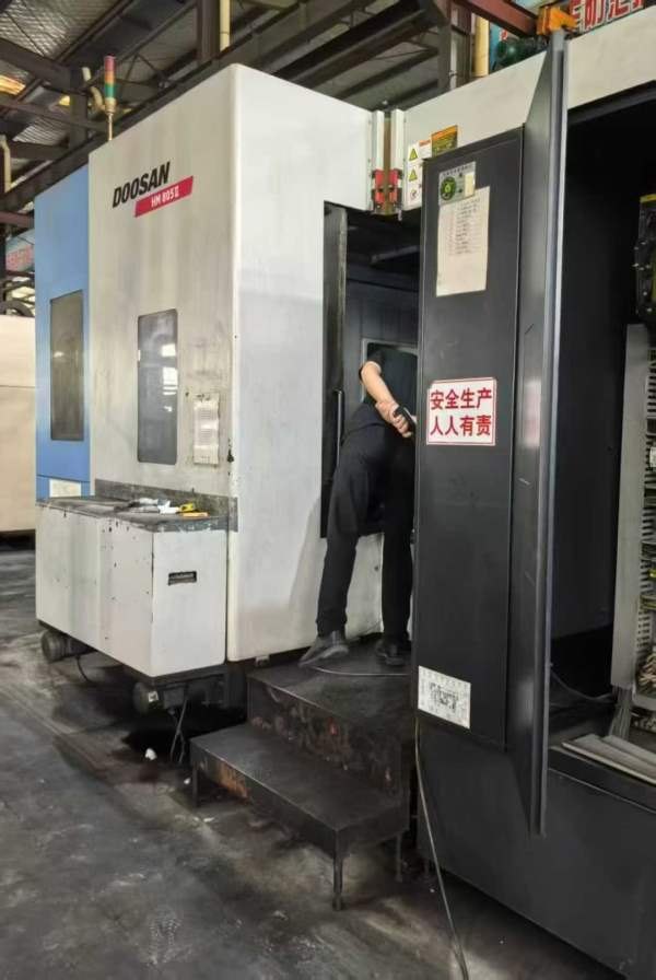 买下韩国斗山HM805双工位卧加工作台mm，一度一分BT50.