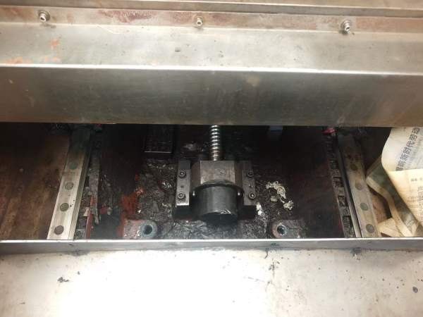 同款俩台华佑850加工中心，三线轨，BT40主轴10000转，.