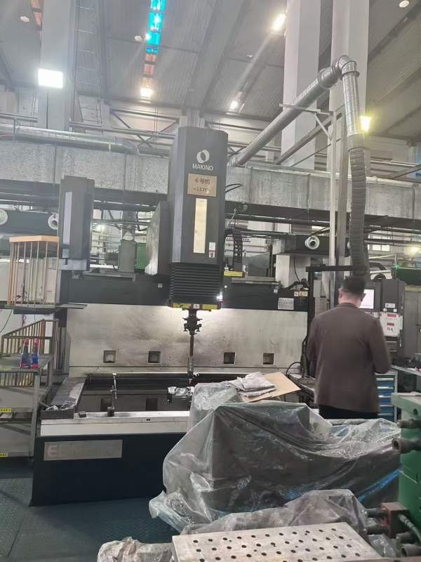 日本牧野157火花机一台、在位安装使用中、三轴行程150.