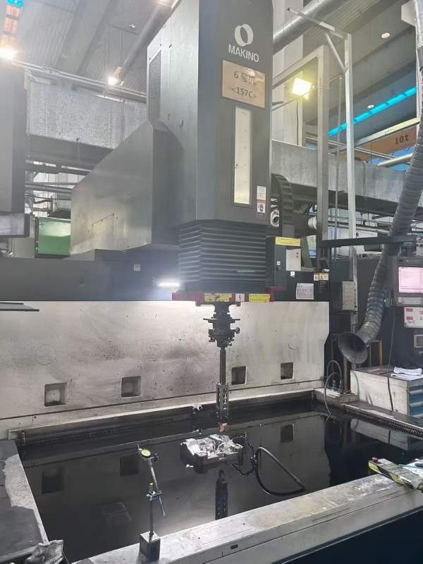 日本牧野157火花机一台、在位安装使用中、三轴行程150.