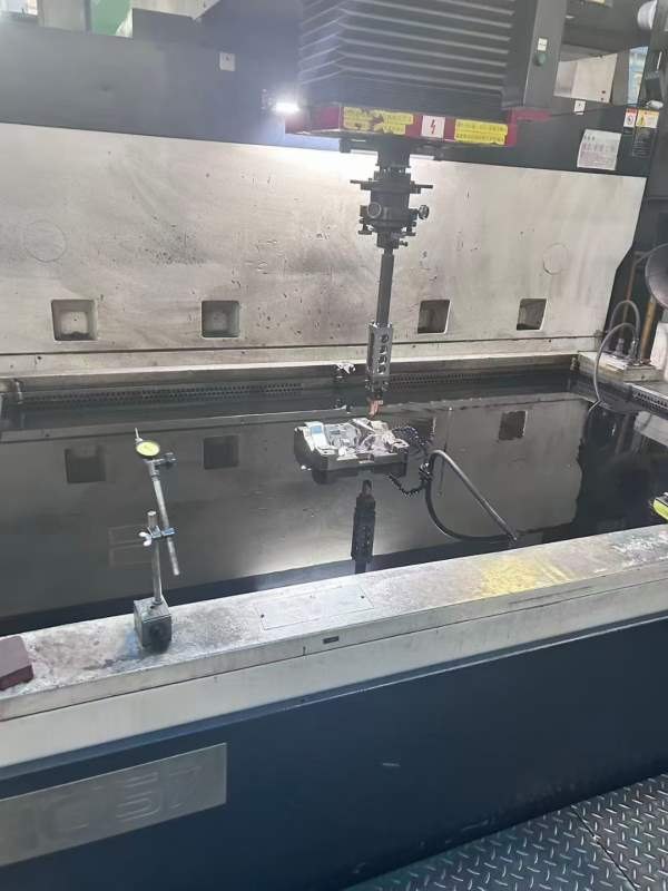 日本牧野157火花机一台、在位安装使用中、三轴行程150.