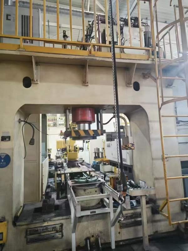 低价清货洛阳仓库160T龙门式校直液压机，完好少用。