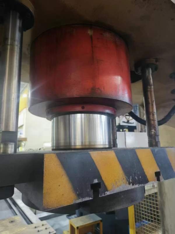 低价清货洛阳仓库160T龙门式校直液压机，完好少用。