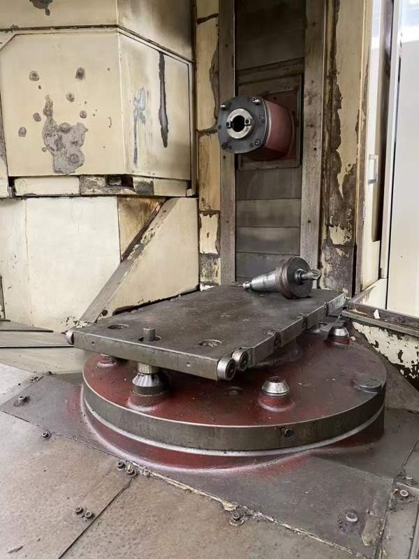 2006年海天630双工位卧加三轴硬规，bt50齿轮头，工作.