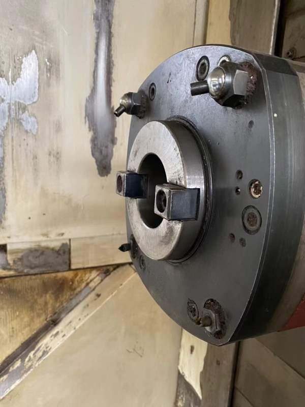 2006年海天630双工位卧加三轴硬规，bt50齿轮头，工作.