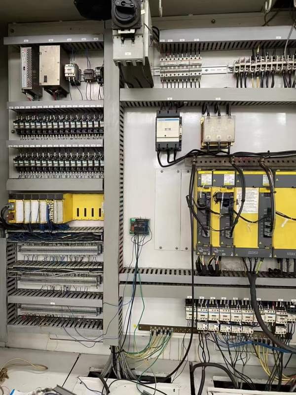 2006年海天630双工位卧加三轴硬规，bt50齿轮头，工作.