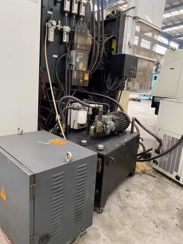 2006年海天630双工位卧加三轴硬规，bt50齿轮头，工作.