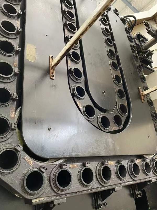 2006年海天630双工位卧加三轴硬规，bt50齿轮头，工作.