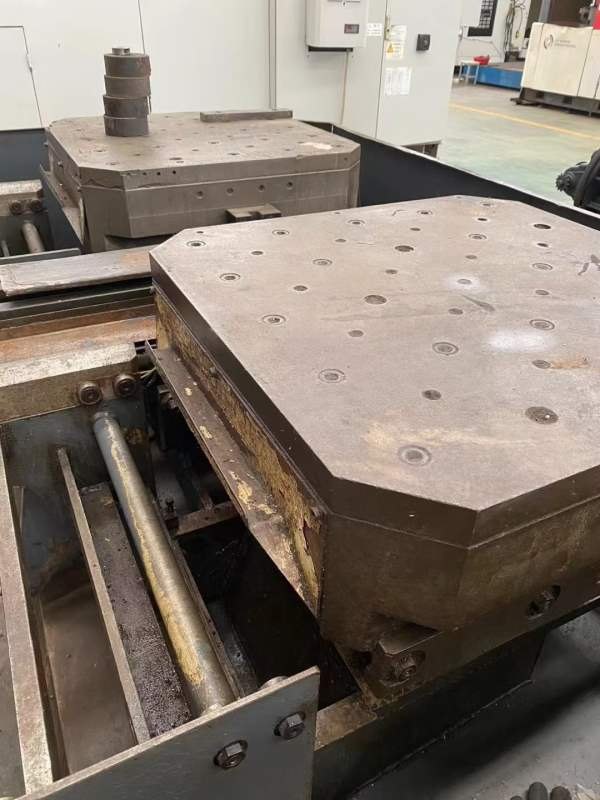 2006年海天630双工位卧加三轴硬规，bt50齿轮头，工作.