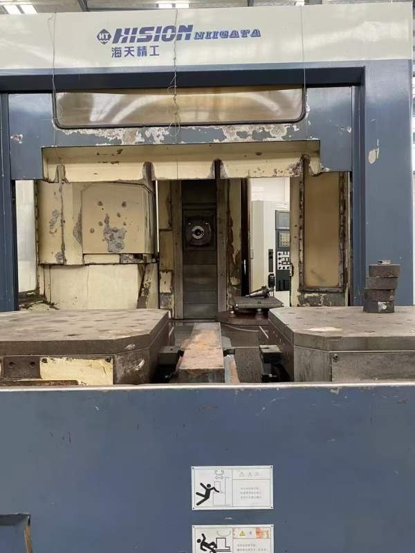 2006年海天630双工位卧加三轴硬规，bt50齿轮头，工作.