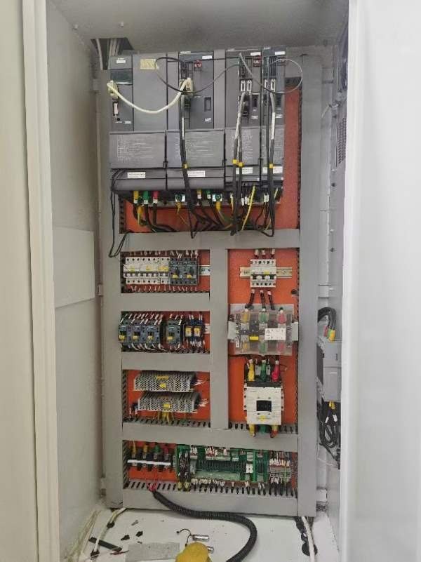 出售同款四台2017年产佛威精密1580数控铣，三菱M70系.