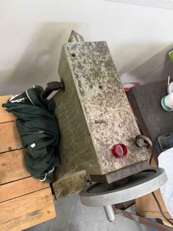 出售古田500转台，带四爪自定心卡盘，顶针尾座，液压.