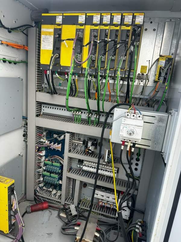 双主轴程泰车铣复合带送料机