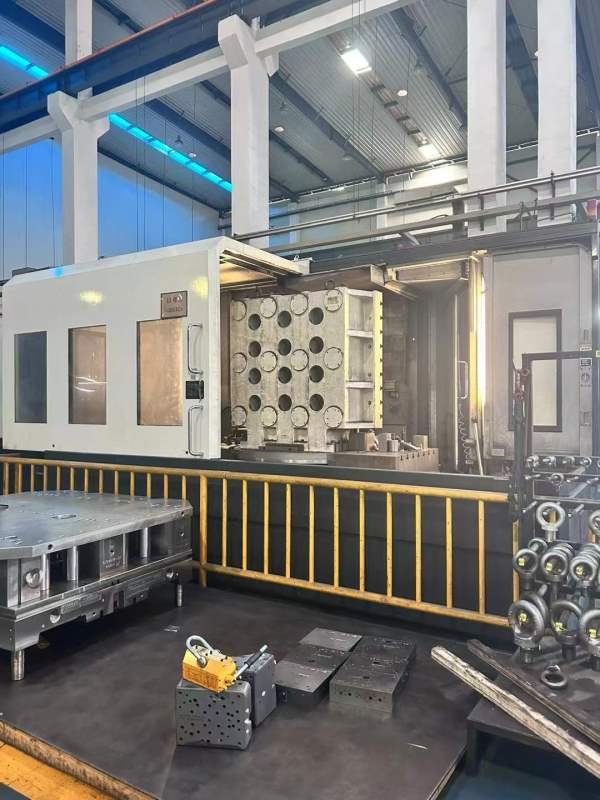 工厂在位出售日本牧野MCC2013高效模具加工中心、台面:.