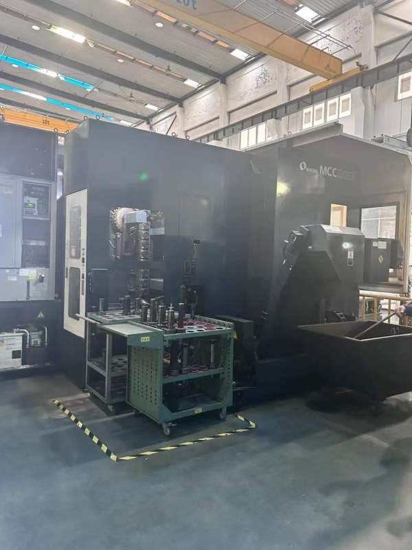 工厂在位出售日本牧野MCC2013高效模具加工中心、台面:.