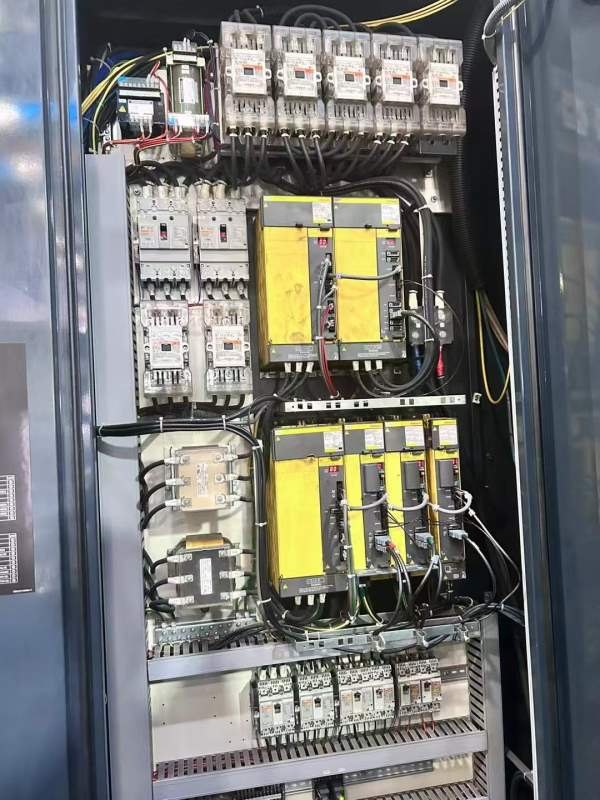 工厂在位出售日本牧野MCC2013高效模具加工中心、台面:.