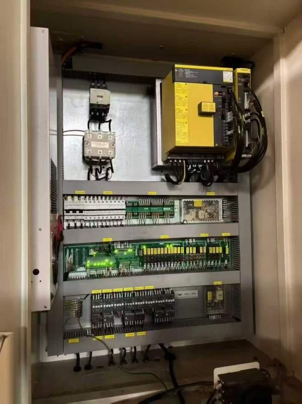 工厂在位，1580，两线一硬，BT50主轴，带主轴中心出水.