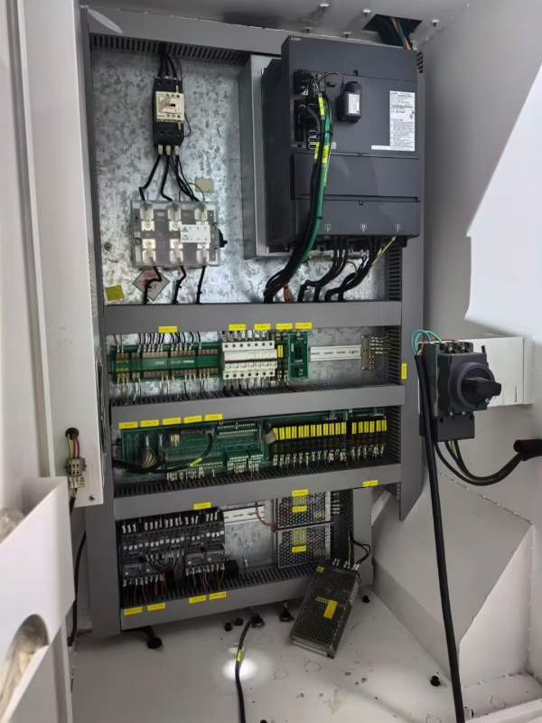 同款两艾台诺基850工加中心三滚轴住线轨，主轴带油冷.