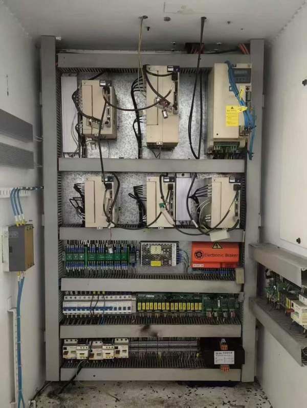 上海永硕1160立式加工中心三轴滚柱导轨.台湾新代200MA.