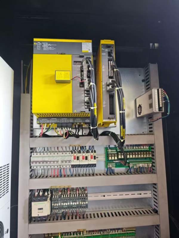 今日特价南京新浙855加工中心，BT40主轴8000转，三轴.