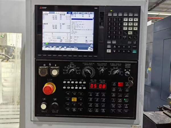 2022年台伟855加工中心，三菱M80系统，BT40主轴皮带80.