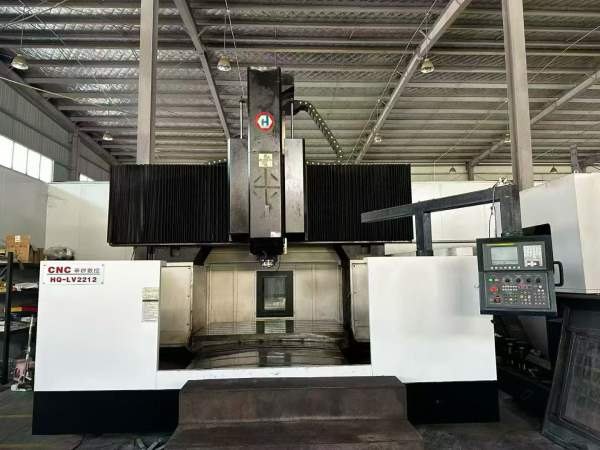 2016年华群2212龙门加工中心，工作台，两线一硬导轨，.