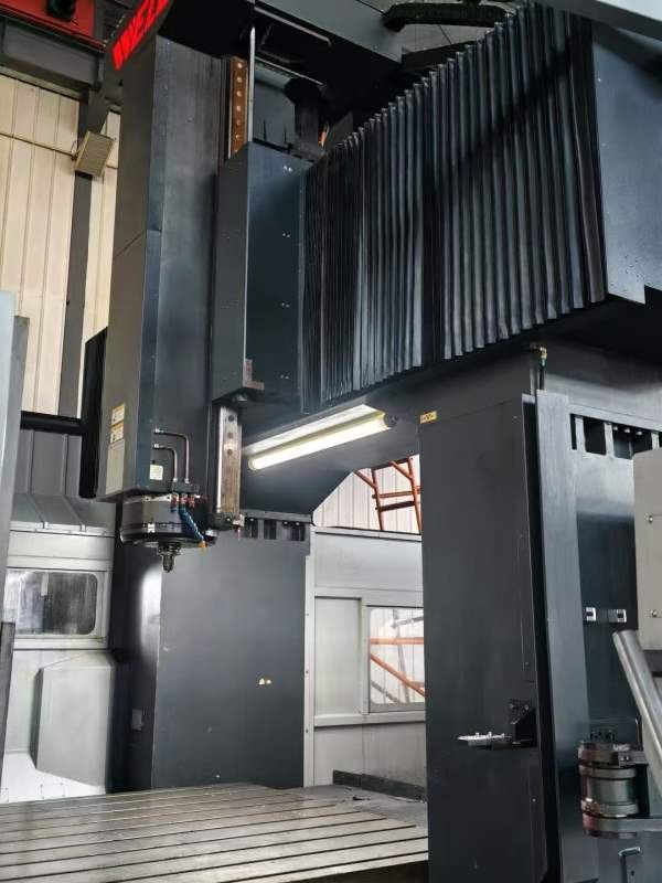 准新威立龙门加工中心：型号 LB-428Z/Z 轴行程 1000 m.